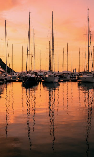 Zeilboten in haven reflecterend op oranje water bij Eolische Eilanden