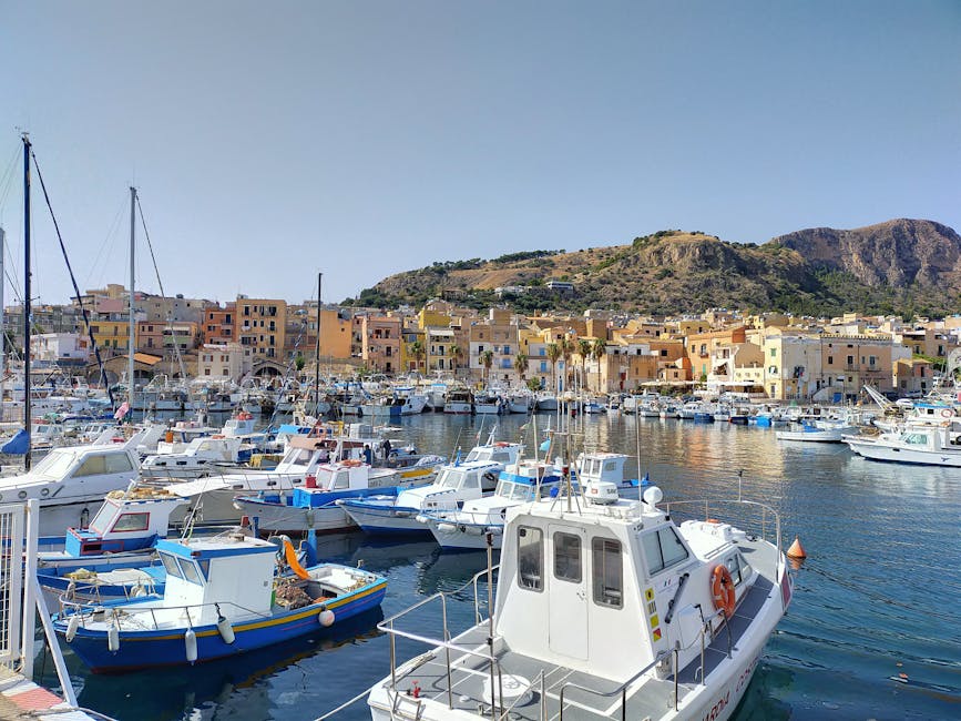 Porto affollato di barche con case colorate sullo sfondo, Isole Eolie