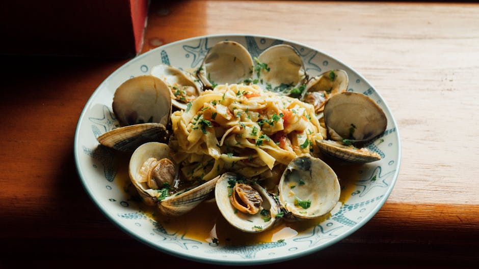 Pasta mit Venusmuscheln auf einem Teller, typische Îles Éoliennes-Küche