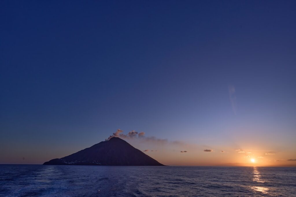 Stromboli bij nacht vanaf een cruise