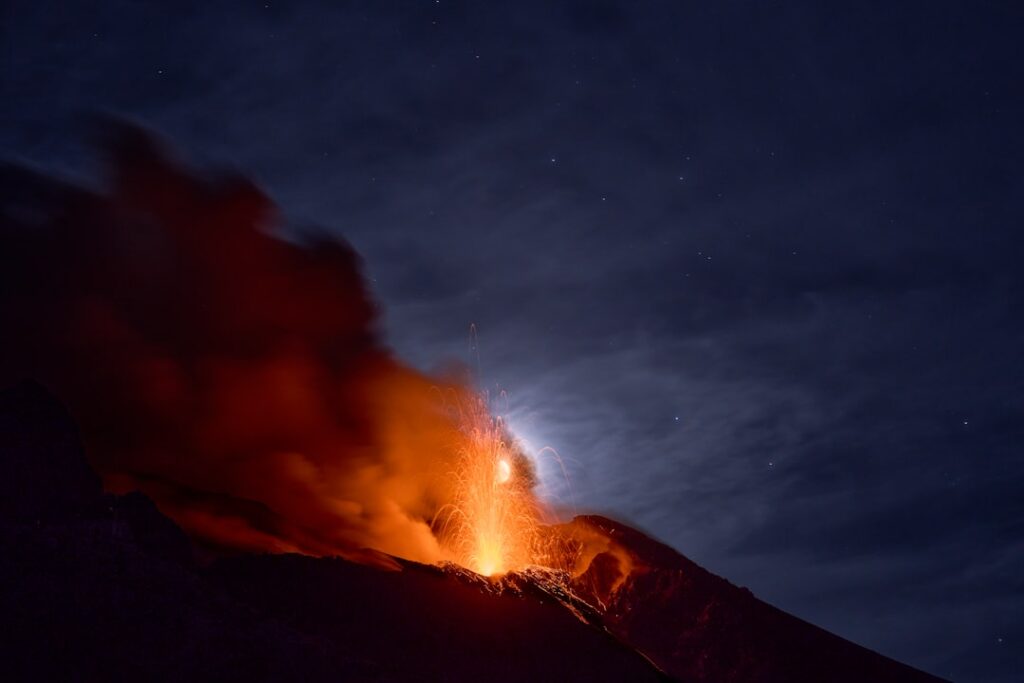 Eruzione vulcanica notturna che spruzza lava, Isole Eolie