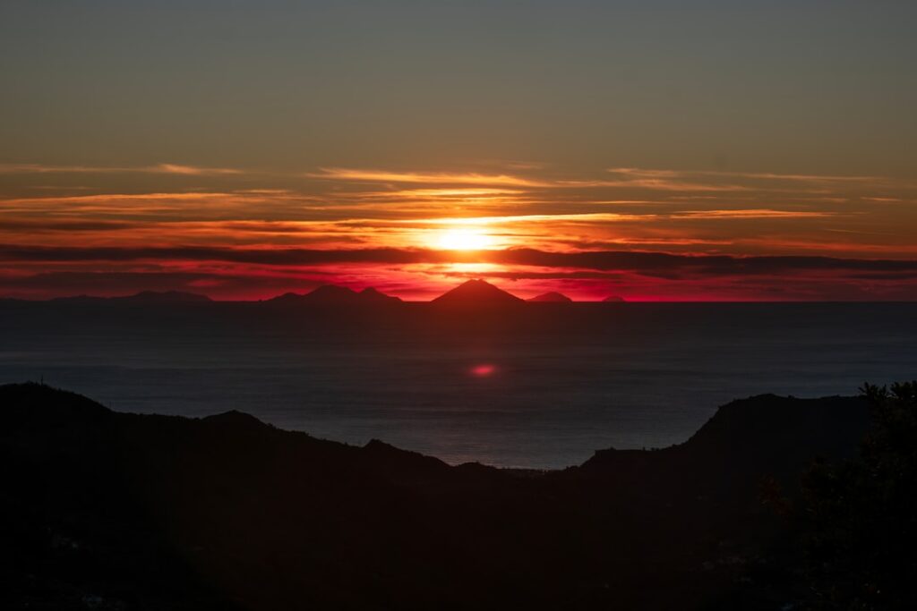 Zonsondergang boven de Eolische Eilanden
