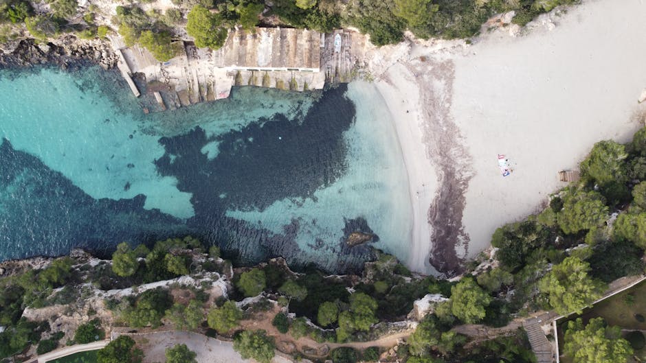 Luchtfoto van kristalhelder water en strand op Îles Éoliennes