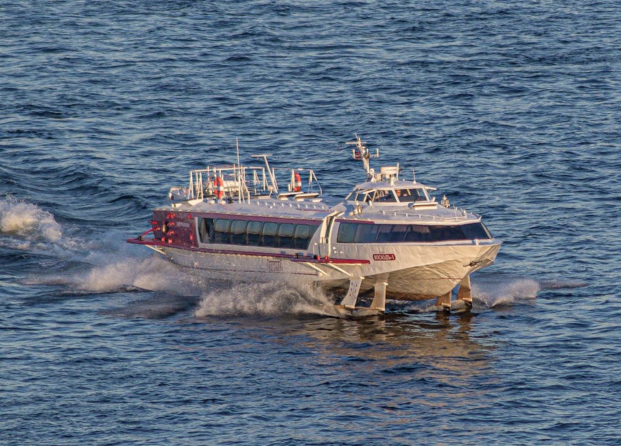Schnelles Tragflächenboot fährt über das Meer zu den Äolischen Inseln