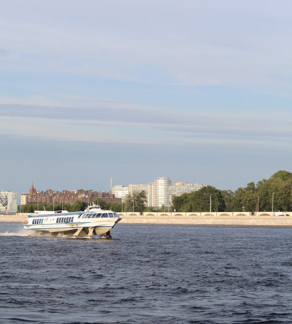 Hydroptère filant devant quai urbain, liaison vers les Îles Éoliennes