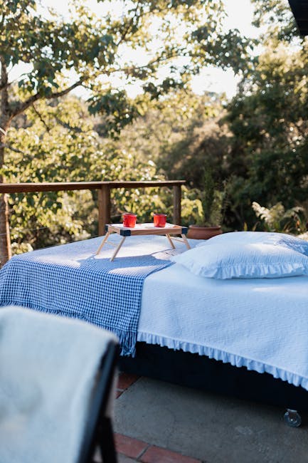 Bed op terras met ontbijttableau en rode kopjes op Panarea