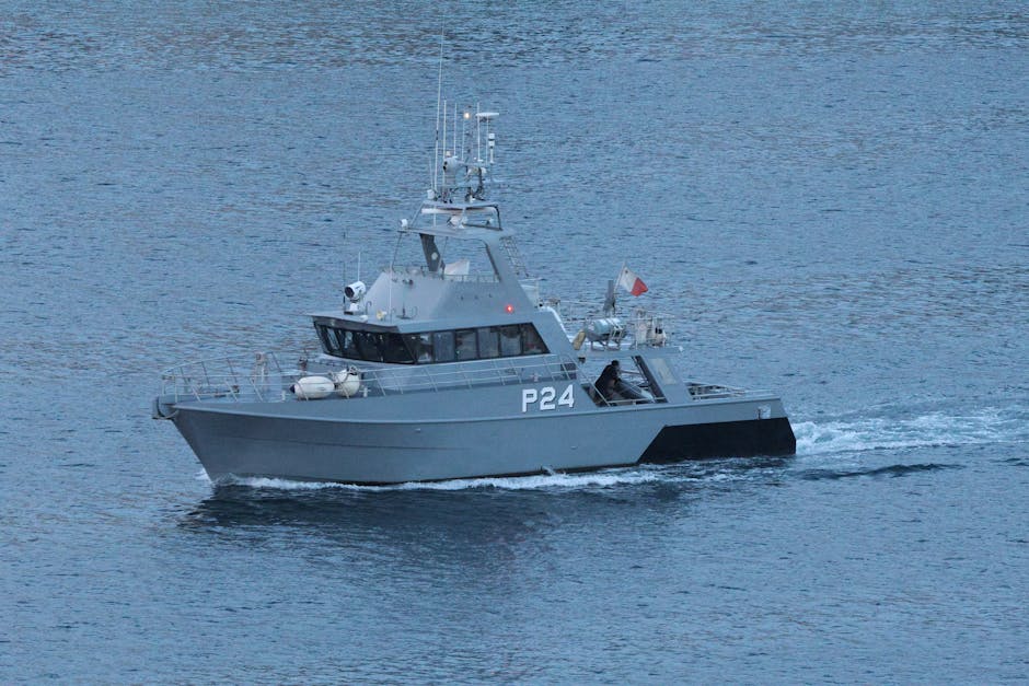 Grijze patrouilleboot met nummer P24 varend voor de Îles Éoliennes kust