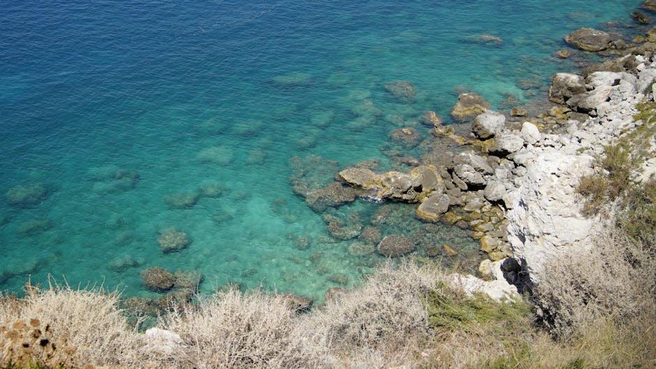 Kristallklares türkisblaues Wasser und Felsen an den Îles Éoliennes