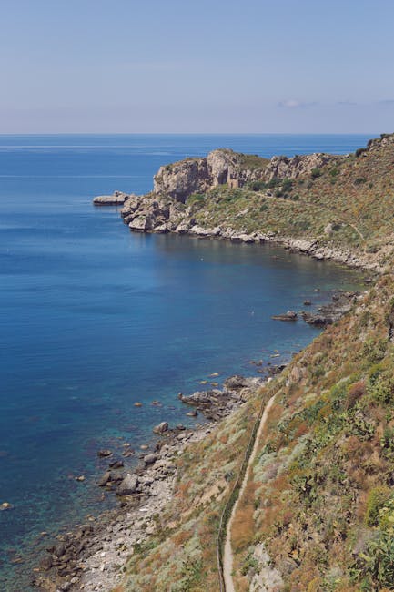 Küstenpfad entlang einer felsigen Bucht auf den Îles Éoliennes