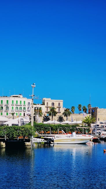 Port de plaisance avec bateaux et palmiers, centre des Îles Éoliennes