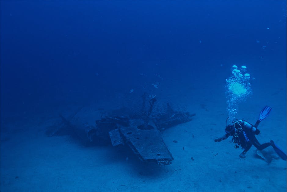 Scuba-duiker verkent een vliegtuigwrak op de zeebodem bij Îles Éoliennes