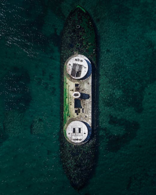 Bovenaanzicht van een langwerpig scheepswrak in helder water bij Îles Éoliennes
