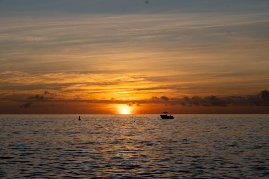 Kleines Boot vor dem Sonnenuntergang über den Äolischen Inseln