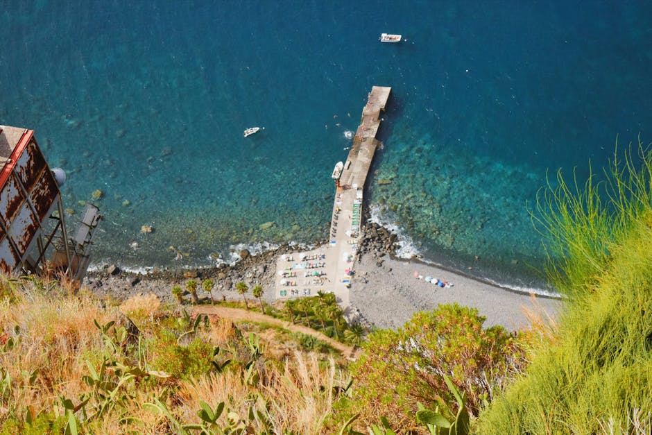 Mały port Alicudi, spokojne wody