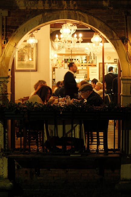 Ristorante nelle Isole Eolie, clienti seduti sotto archi illuminati