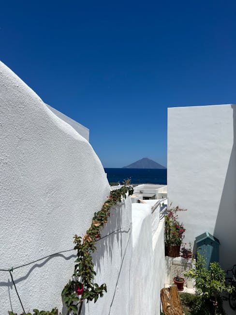 Witte huizen en smalle steeg met uitzicht op Stromboli, Îles Éoliennes