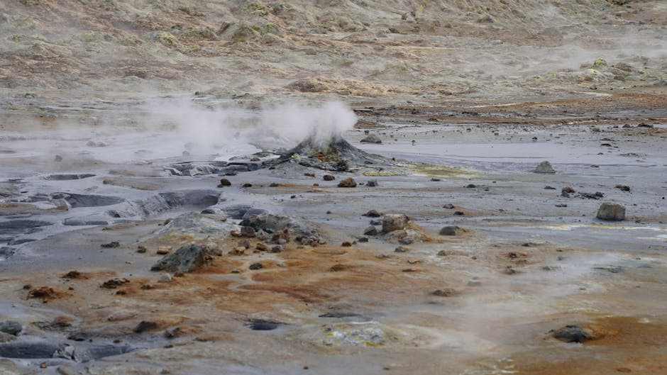 Kleine moddervulkaan en dampende geothermische grond op Vulcano, Îles Éoliennes