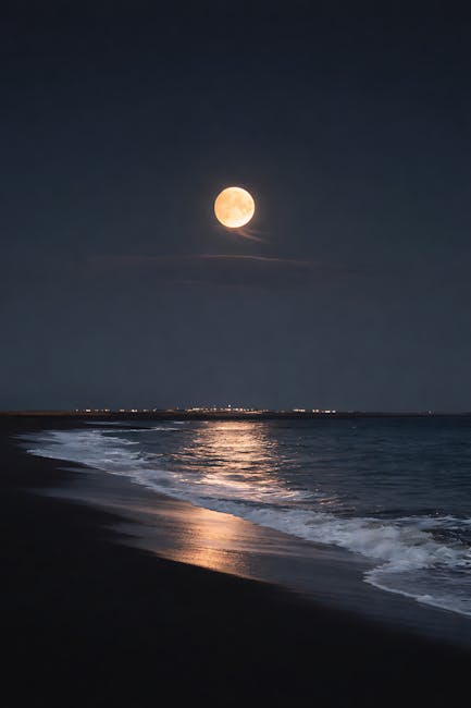 Luna piena riflessa sul mare e spiaggia notturna alle Isole Eolie