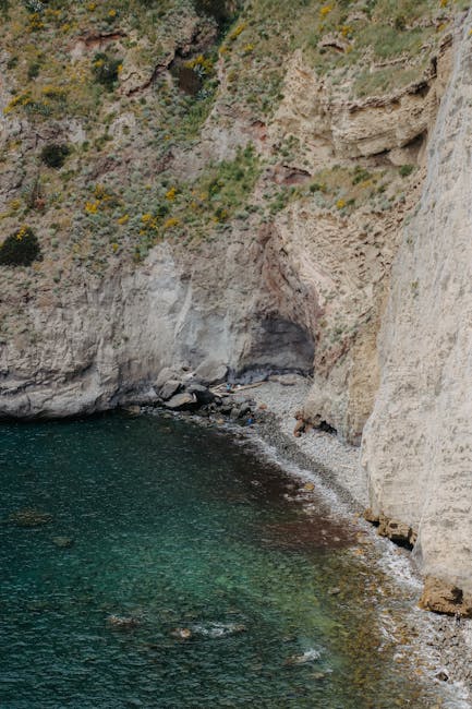 Crique rocheuse aux eaux turquoise et plage de galets, Îles Éoliennes