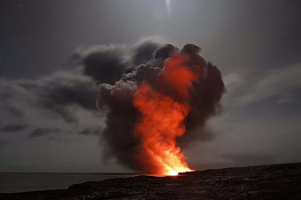 Eruzione notturna a Stromboli, colonna di fumo e lava verso il mare