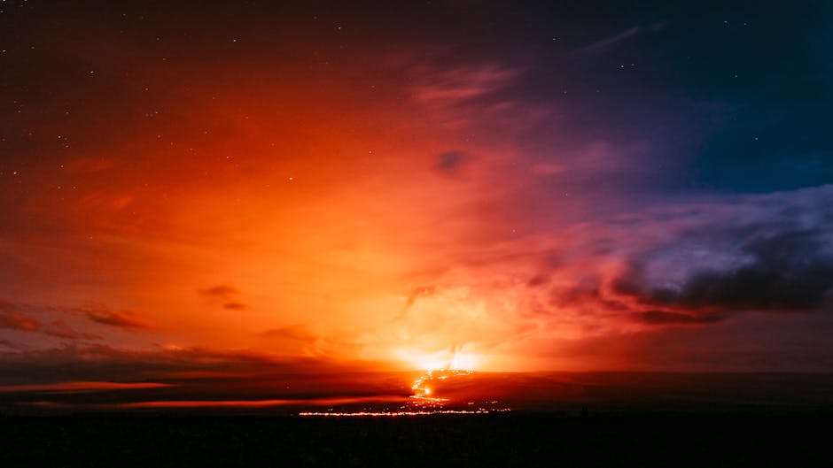 Cielo notturno con eruzione vulcanica sopra il villaggio dell’isola