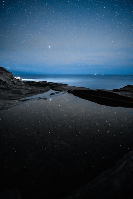 Cielo stellato riflesso in una pozza sulla scogliera alle Isole Eolie