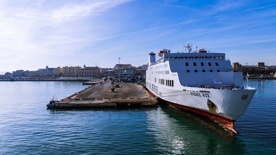 Duży prom cumujący w porcie Wysp Eolskich z widokiem miasta
