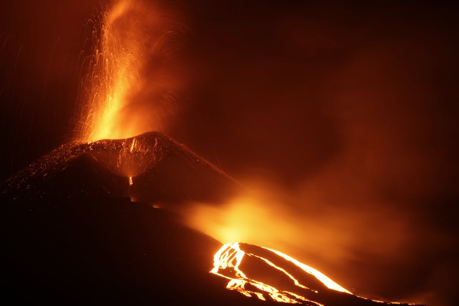 Fel oranje lavabruis en stroomend magma op Stromboli, Îles Éoliennes