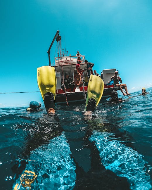 Kleine boot voor snorkelexcursies langs de kust