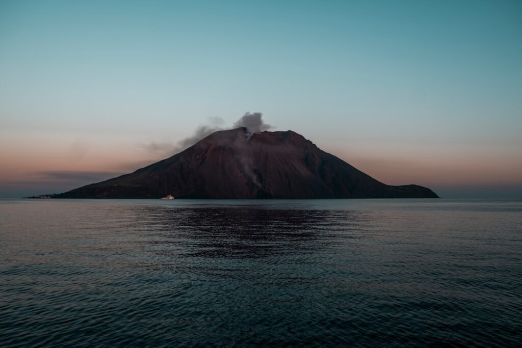 Isola vulcanica di Stromboli alle Isole Eolie con barca al largo