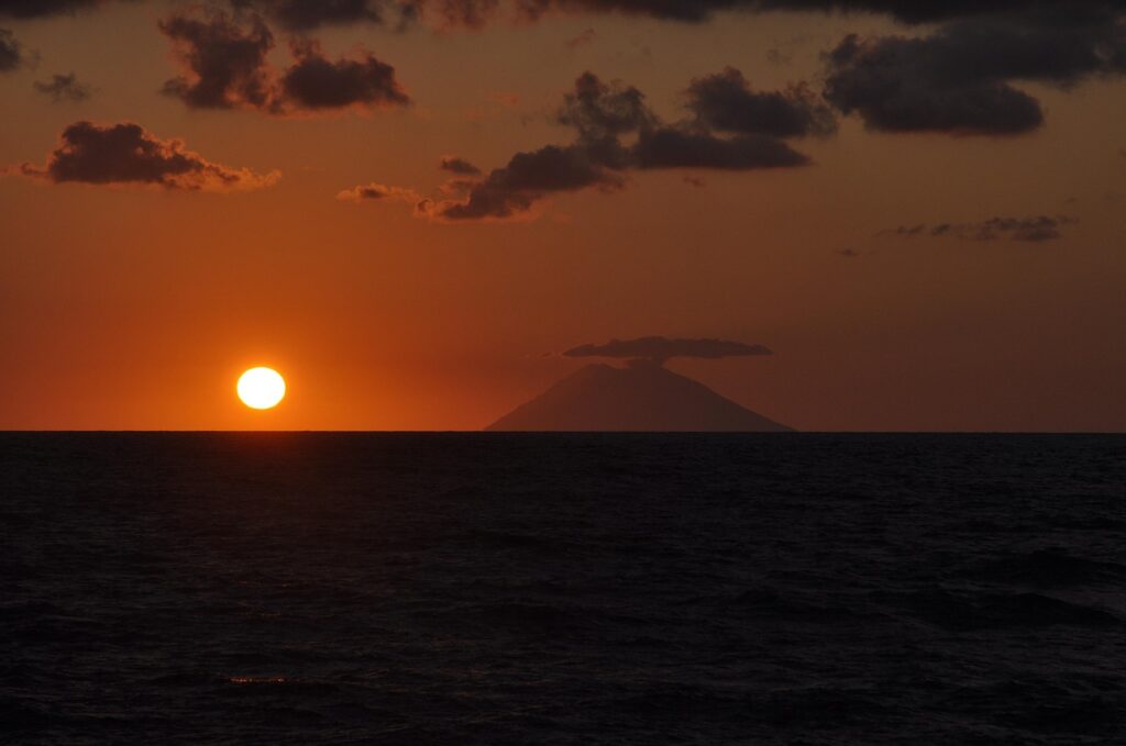 Zonsondergang boven de zee met Stromboli-silhouet van Îles Éoliennes