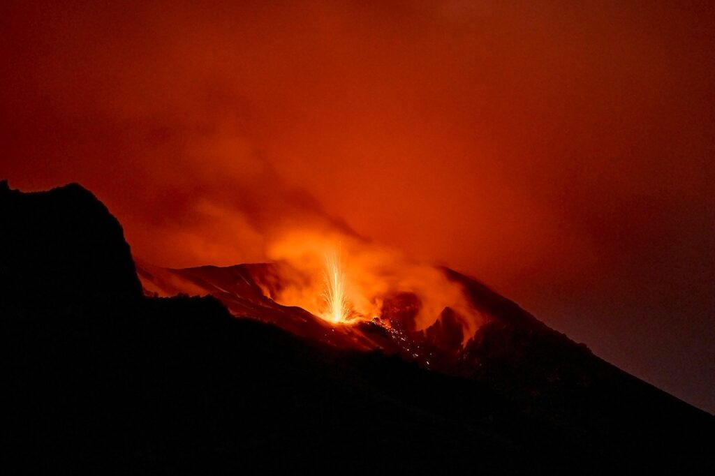 Lavafontein spuwt vonken in krater van Stromboli op Îles Éoliennes
