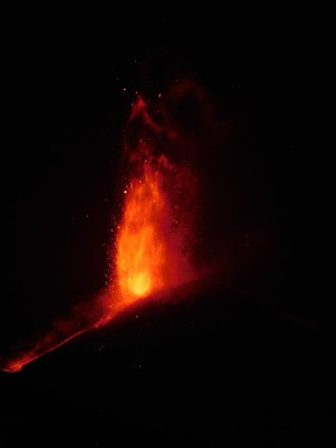 Gettito di lava dal cratere di Stromboli nella notte