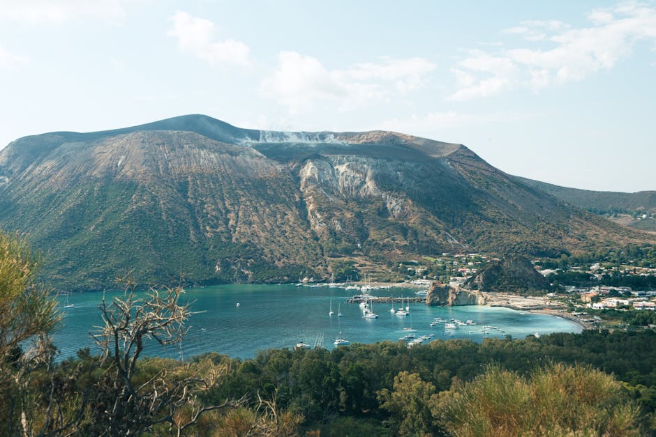 Zatoka z kotwiczącymi jachtami u stóp wulkanu na Îles Éoliennes