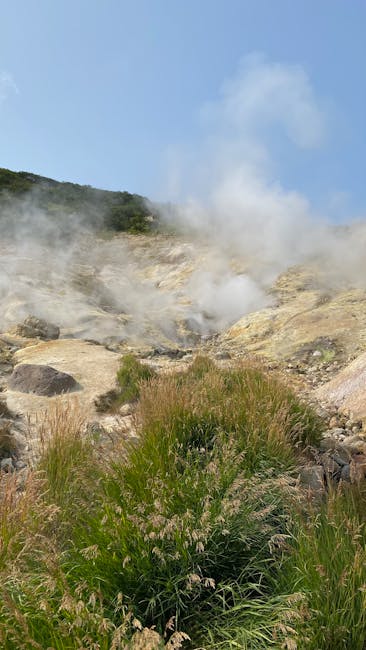 Stoompluimen boven warm gesteente bij fumaroles op Vulcano, Îles Éoliennes