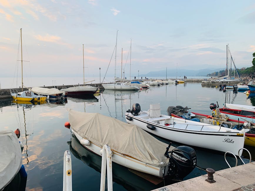 Barche ormeggiate nel porticciolo tranquillo delle Isole Eolie al tramonto