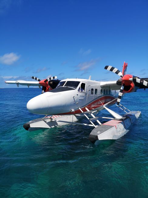 Idrovolante ancorato su acque turchesi vicino alle Isole Eolie