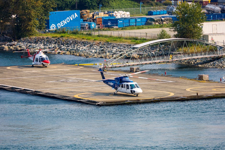 Elicotteri parcheggiati su piattaforma d'atterraggio galleggiante al porto delle Isole Eolie