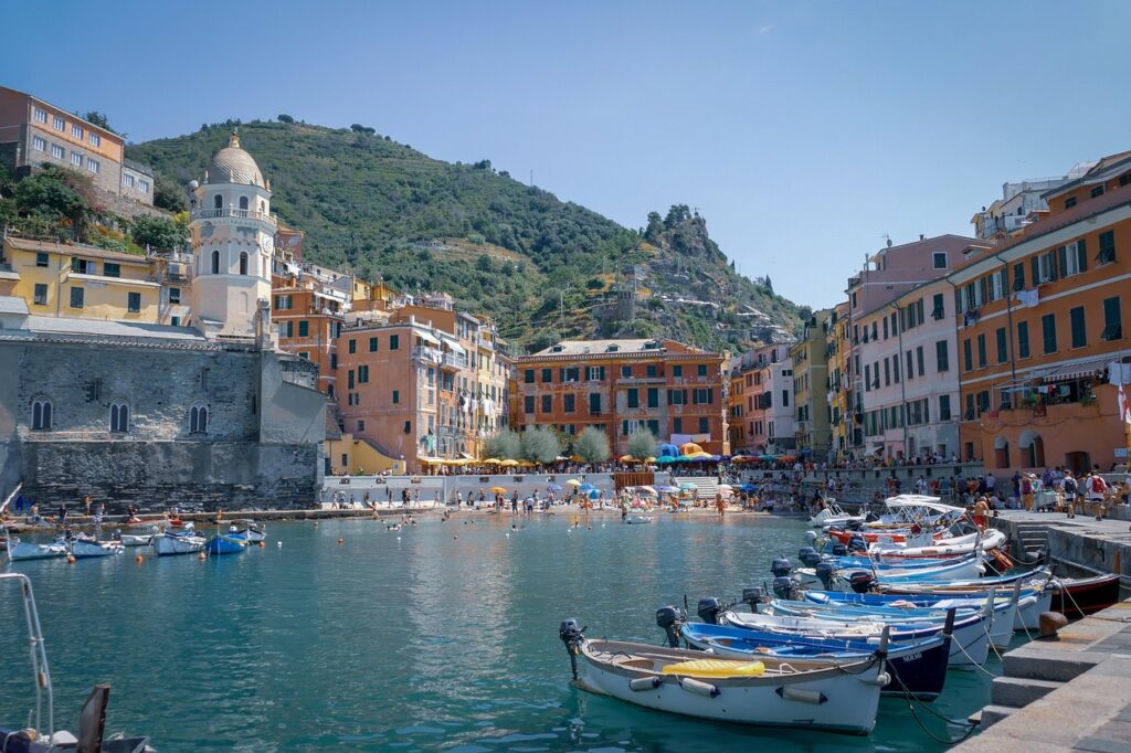 Porto con barche colorate e case color pastello alle Isole Eolie