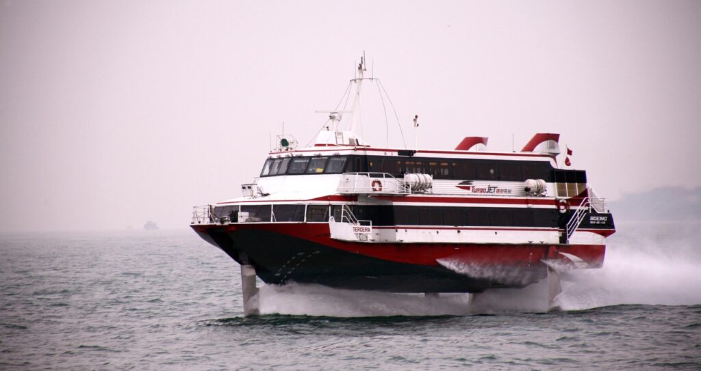 Aliscafo rosso e bianco in planata sul mare delle Isole Eolie