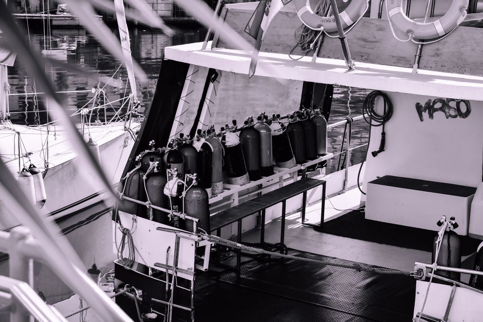 Banc de bouteilles de plongée rangées sur un bateau aux Îles Éoliennes