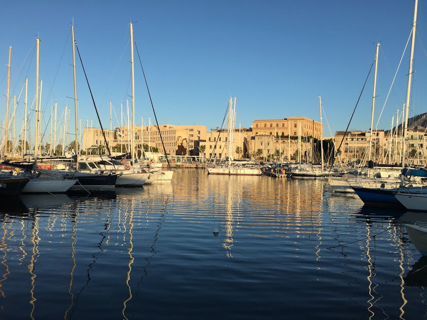 Port de Salina aux Îles Éoliennes, voiliers et façades baignés de lumière