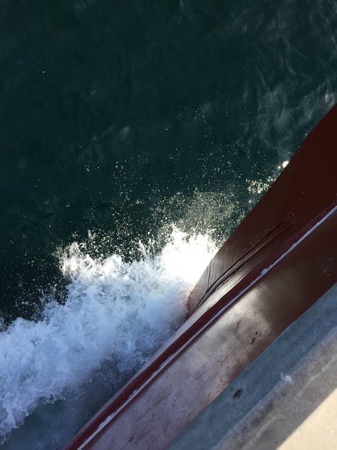 Scia d'acqua e fianco della barca osservati dal ponte alle Isole Eolie