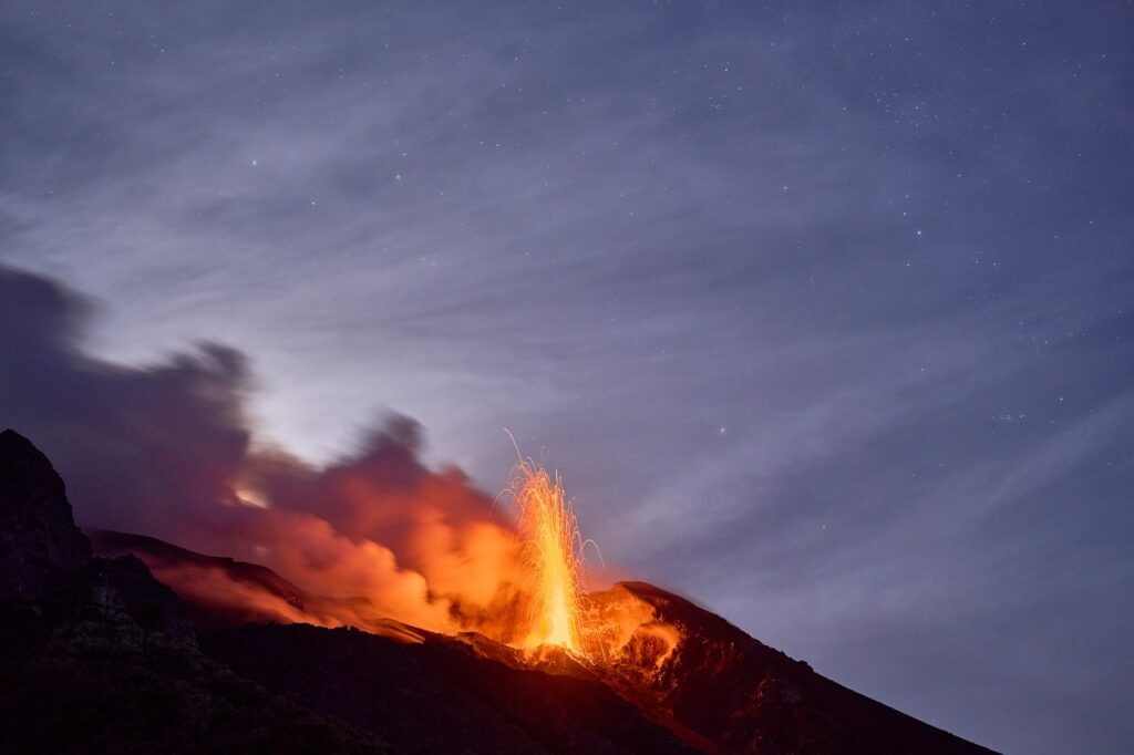 Lavafontäne und Rauch über einem Vulkan bei Nacht auf den Îles Éoliennes