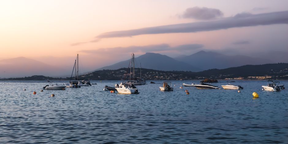 Sonnenuntergang über den Äolischen Inseln, Boote kehren zum Hafen zurück