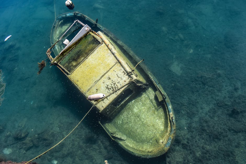 Bateau ancien partiellement immergé vu d'en haut, eau limpide autour de Salina