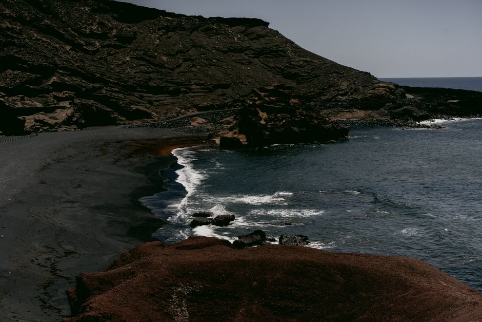 Dramatische schwarze Lavafelsen und Strand an der Küste der Îles Éoliennes