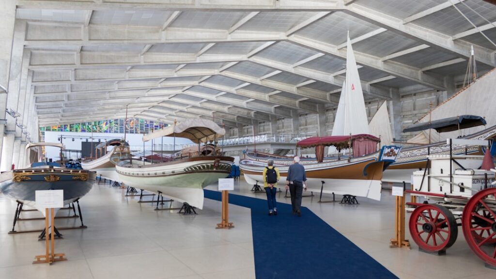 Grande salle du musée maritime de Gênes exposant barques historiques
