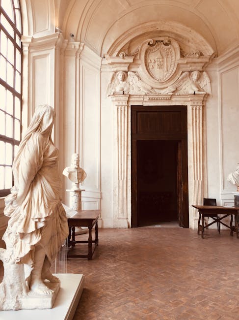 Salle sculptée d'un palais-musée de Gênes avec statue drapée