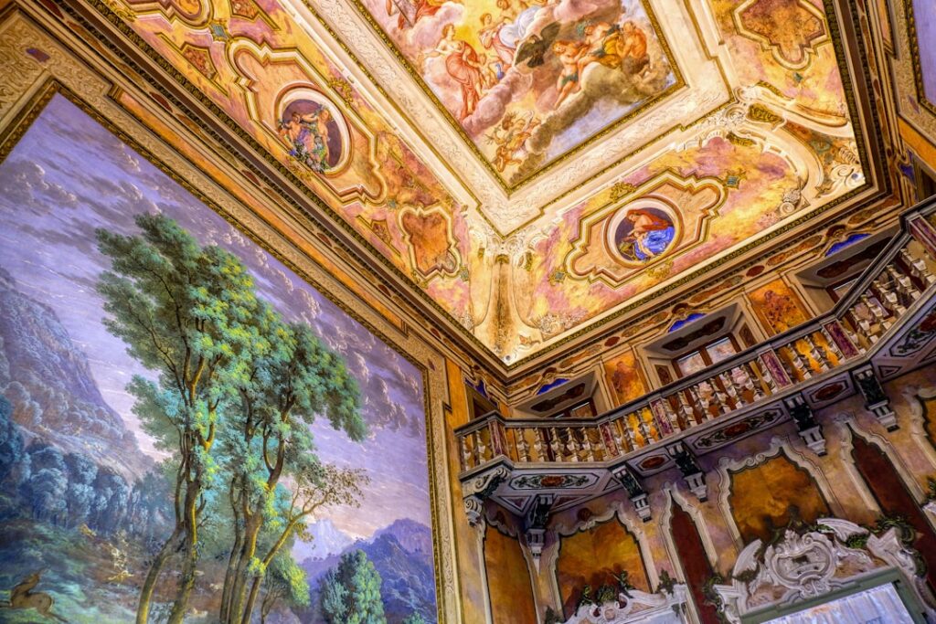 Plafond peint et fresques baroques d'une salle du Palazzo à Gênes